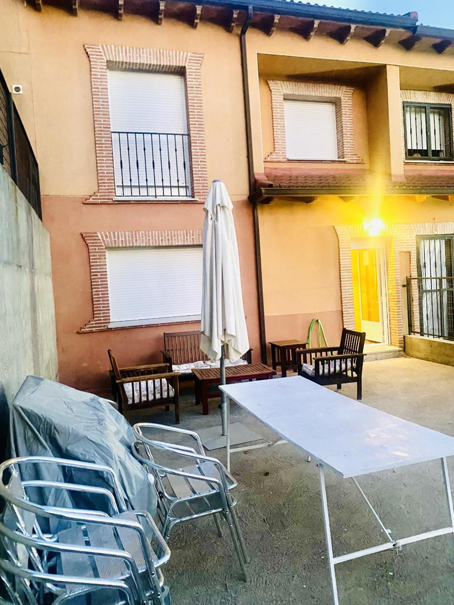 Vut La Taberna I Villa Poyales Del Hoyo Exterior photo