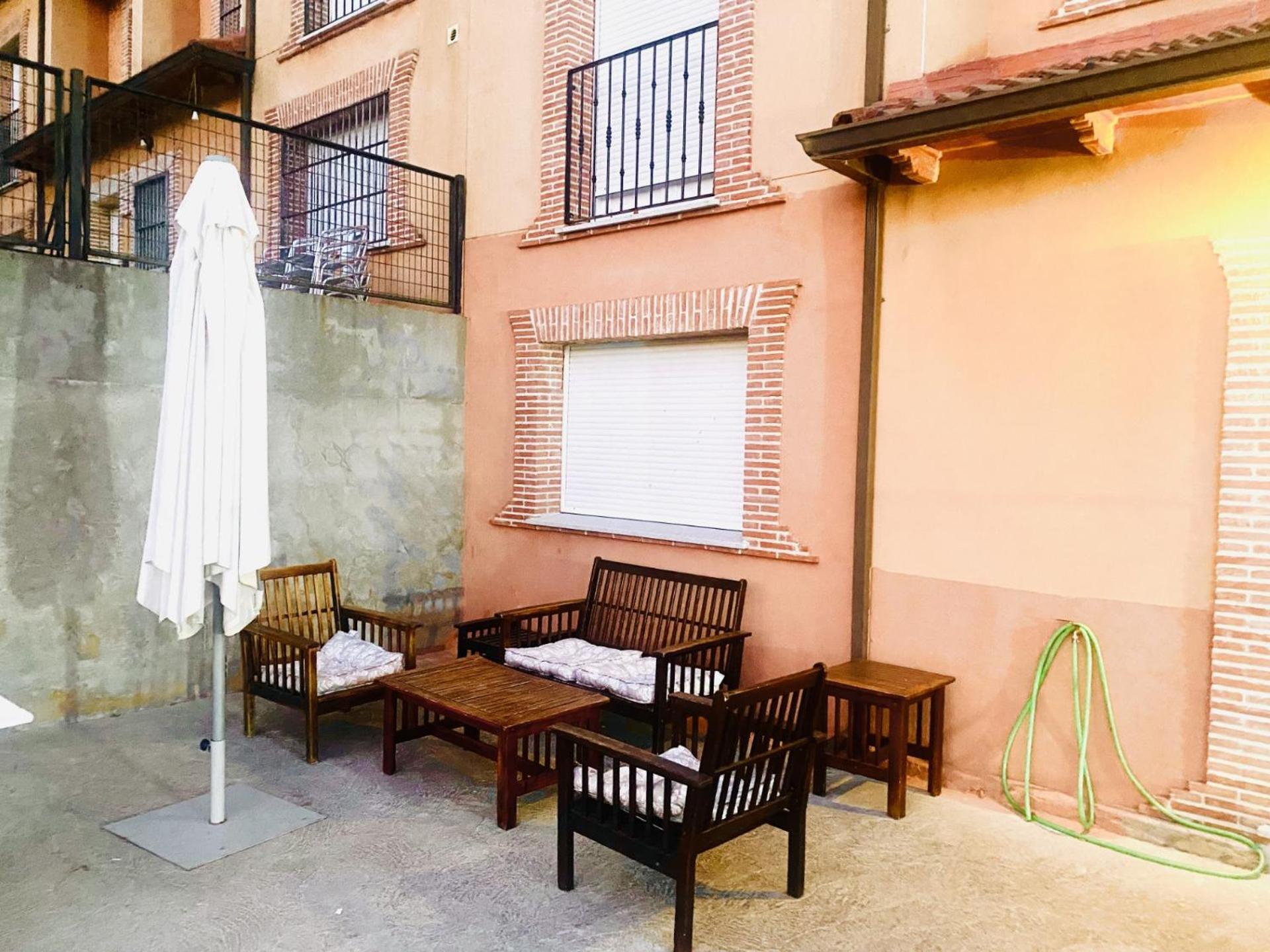 Vut La Taberna I Villa Poyales Del Hoyo Exterior photo